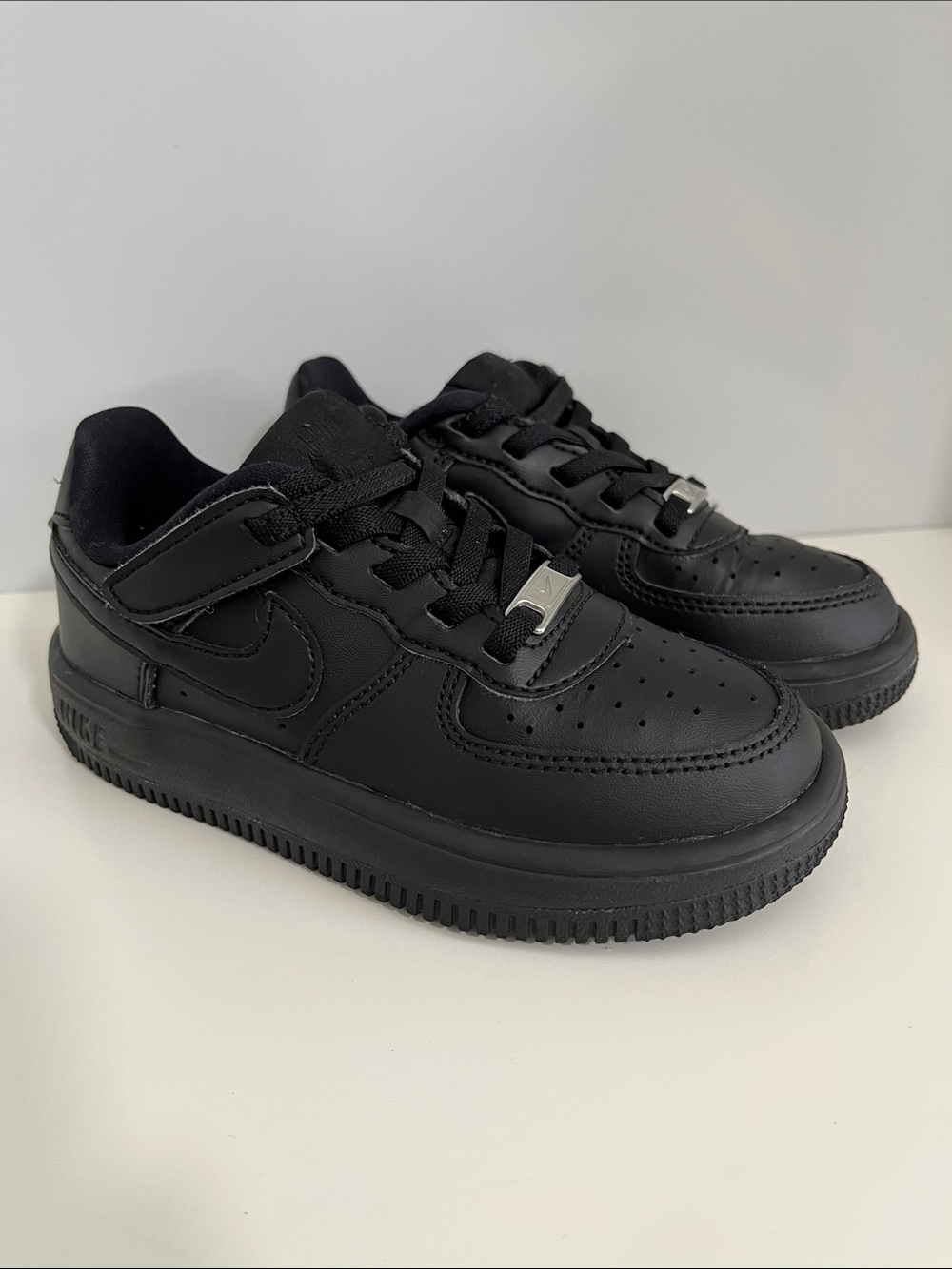NIKE AIR FORCE 1 LOW BLACK SIZE 10c KIDS